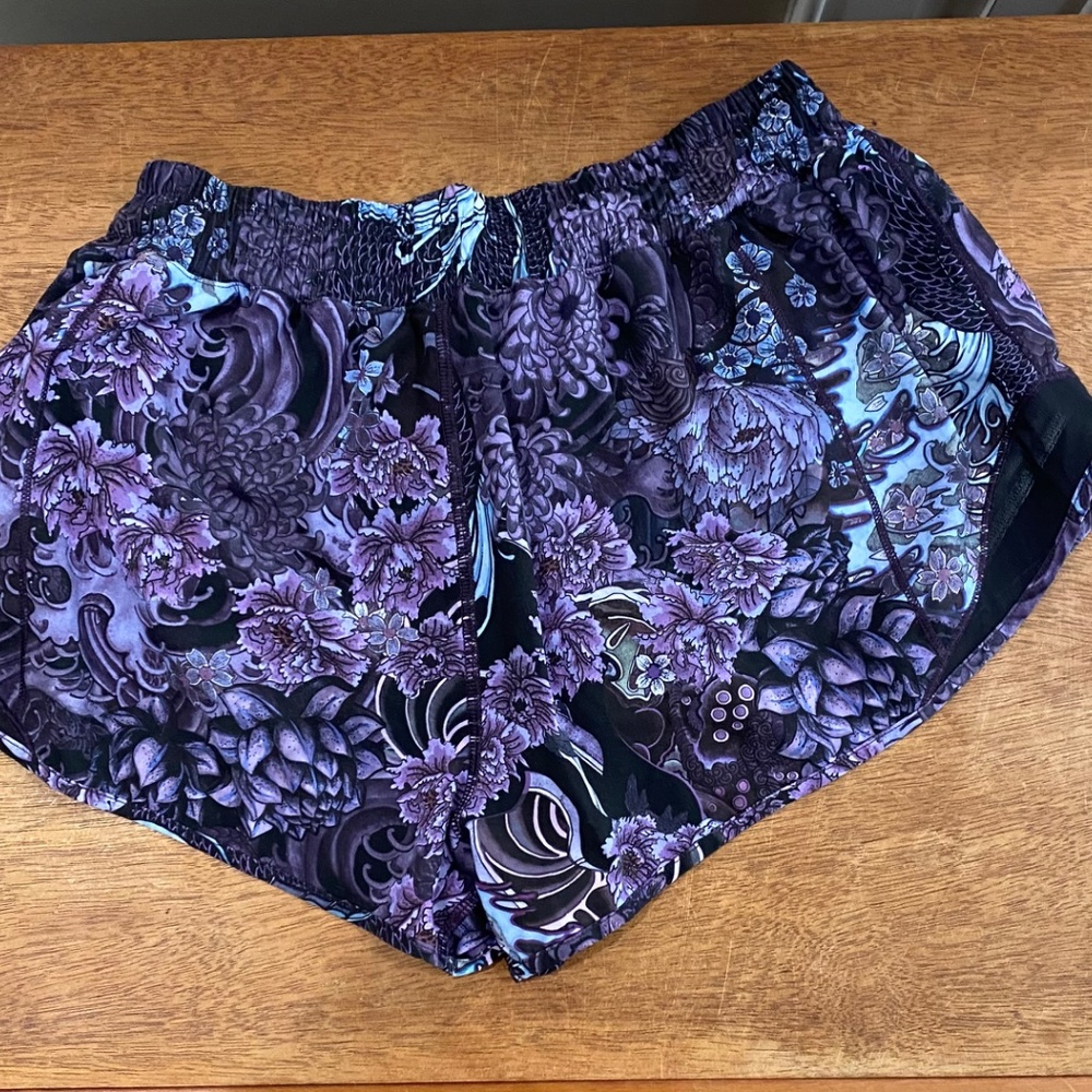 Lululemon Hotty Hot Short II *2.5" Memoir Multi Purple / Black - Picture 6 of 8